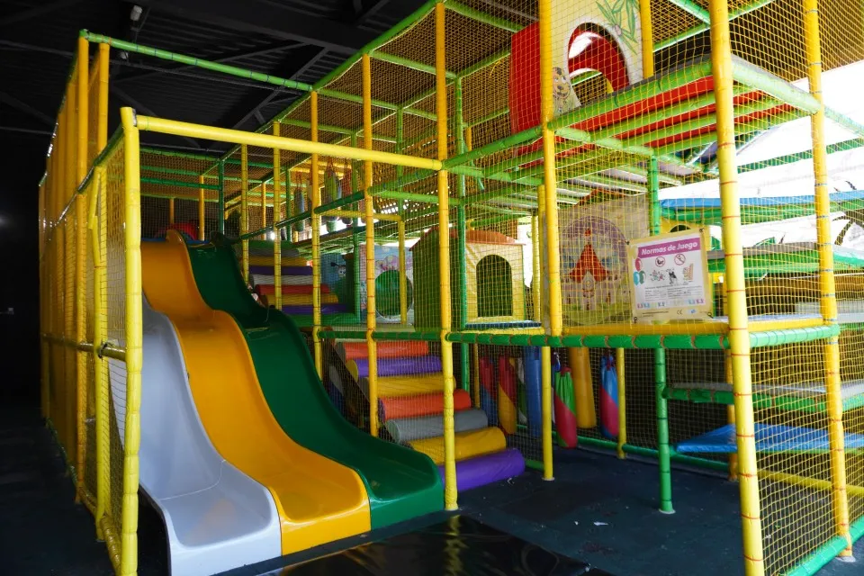 PARQUE DE BOLAS MUERDE LA PASTA