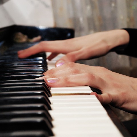 Michael au Piano : Un Au Revoir Musical à l’Année